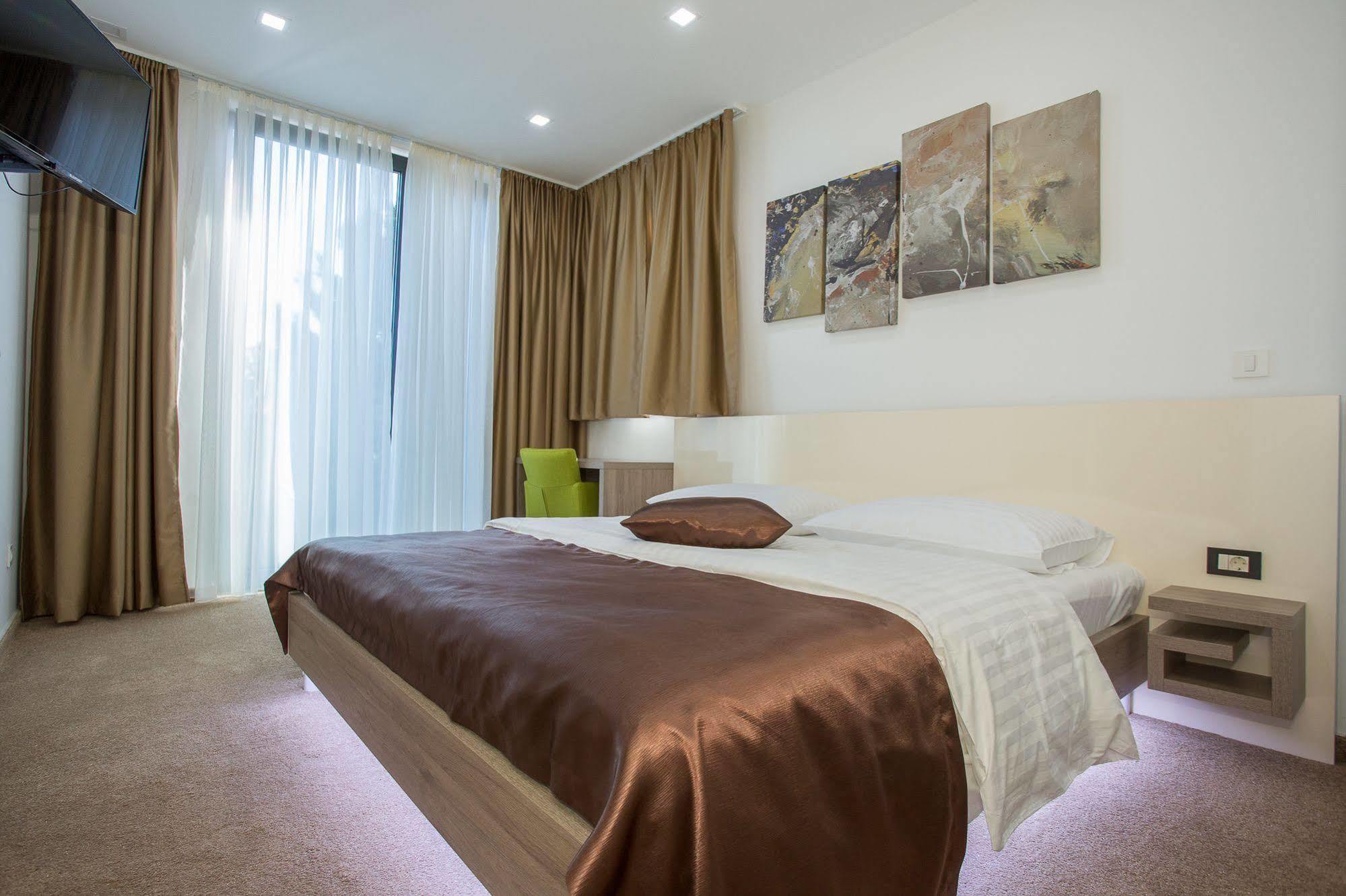 National Hotel 3*